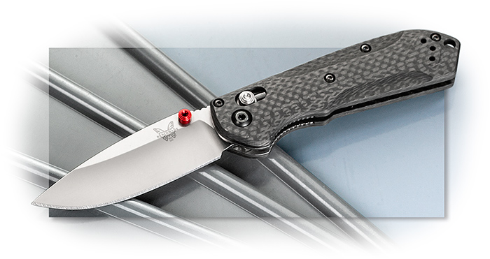 BENCHMADE - MINI FREEK - CARBON FIBER WITH RED ANODIZED BARREL SPACER AND THUMBSTUD - CPM-S90V STAIN