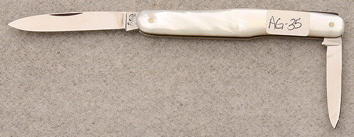 HEN & ROOSTER SAMPLE 3" SERPENTINE 2 BLADES 1-3/4" DROP POINT 1- 1/4" PEN MOTHER-OF-PEARL SCALES