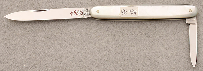 HEN & ROOSTER SAMPLE 498 1/2 - 3-3/4" EVEN END - 2-1/2" DROP POINT - 1-1/2" PEN MOTHER-OF-PEARL