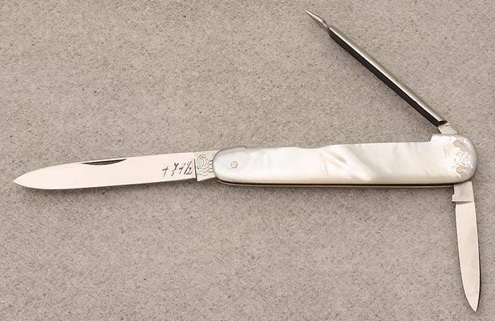 HEN & ROOSTER SAMPLE 474 1/2 - 3-1/4" CLOSED 2 BLADE - 2-1/8" DROP POINT - 1-3/8" PEN - MANICURE