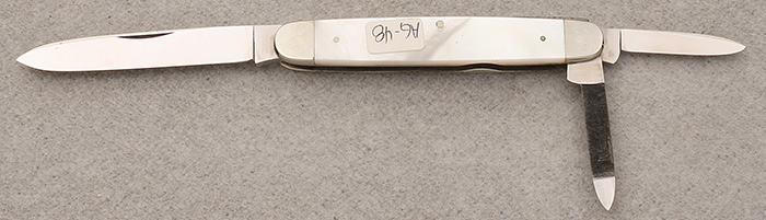 HEN & ROOSTER - 3-5/8" EVEN END - WHITE PEARL HANDLE SCALES - 1 DROP POINT - 2 PEN BLADES
